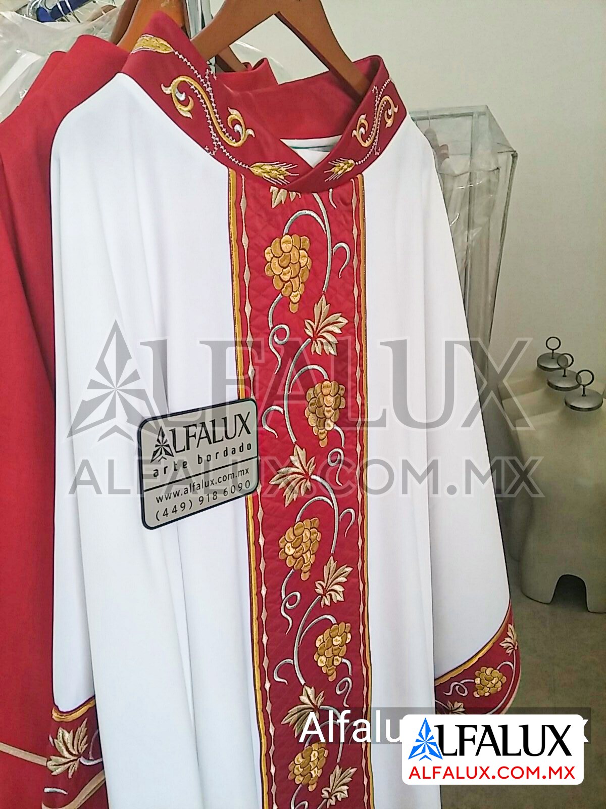 03 UVAS Central Cuello Bordado RojoQuem 317